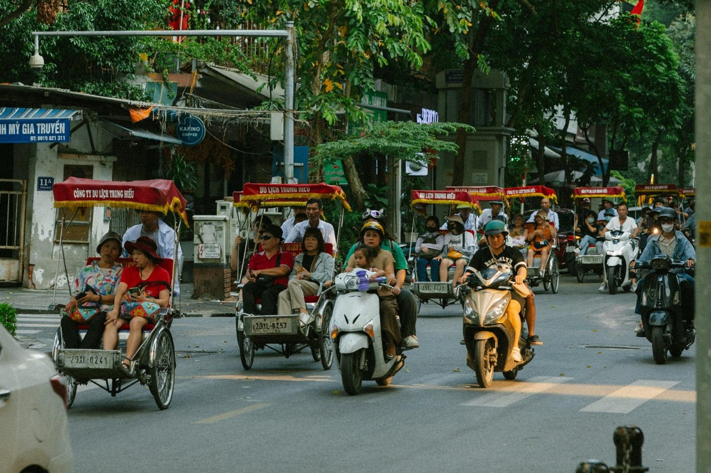 Ninh Binh ποτάμια και βράχοι